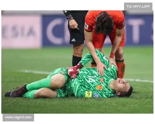 终场哨响，张玉宁低头凝视工体草坪的失落瞬间